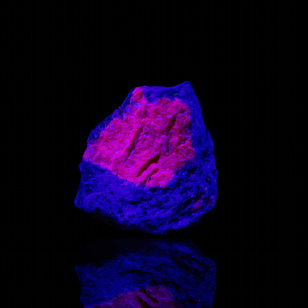 Ruby in Zoisite, Fluorescent