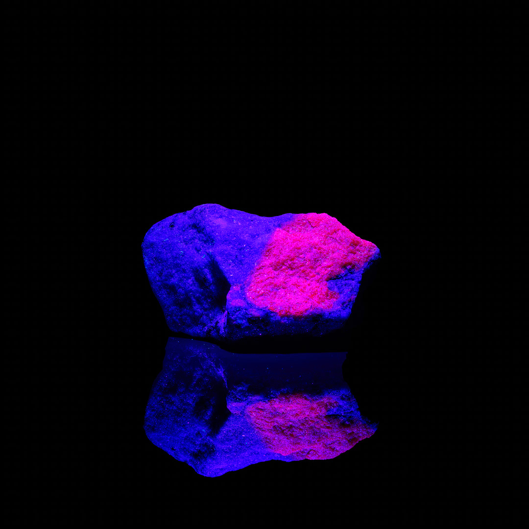 Ruby in Zoisite, Fluorescent