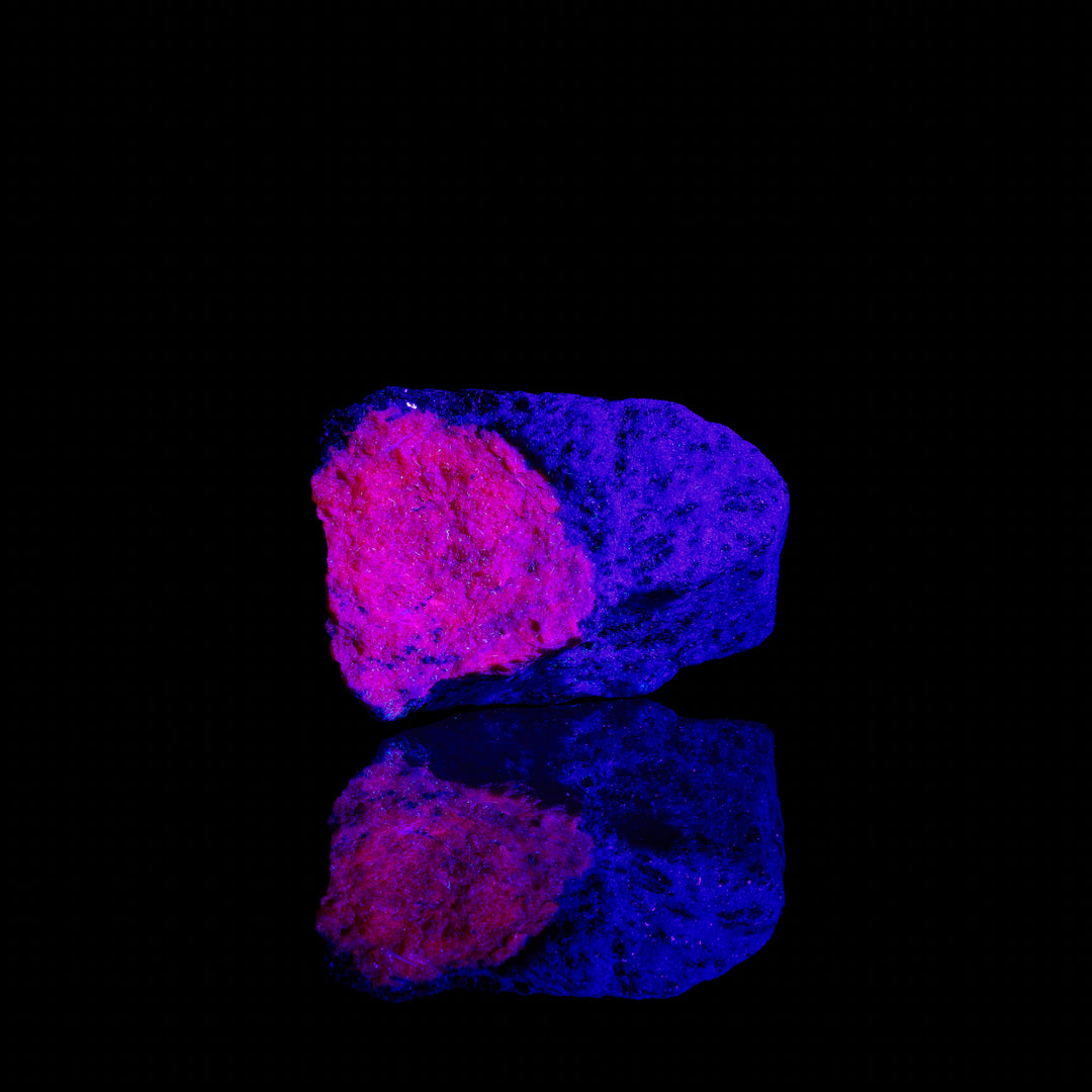 Ruby in Zoisite, Fluorescent