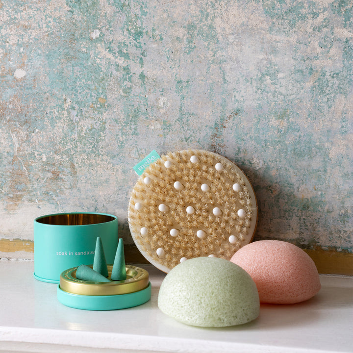 the sponges, brush, and incense cones of the deep soak bath kit